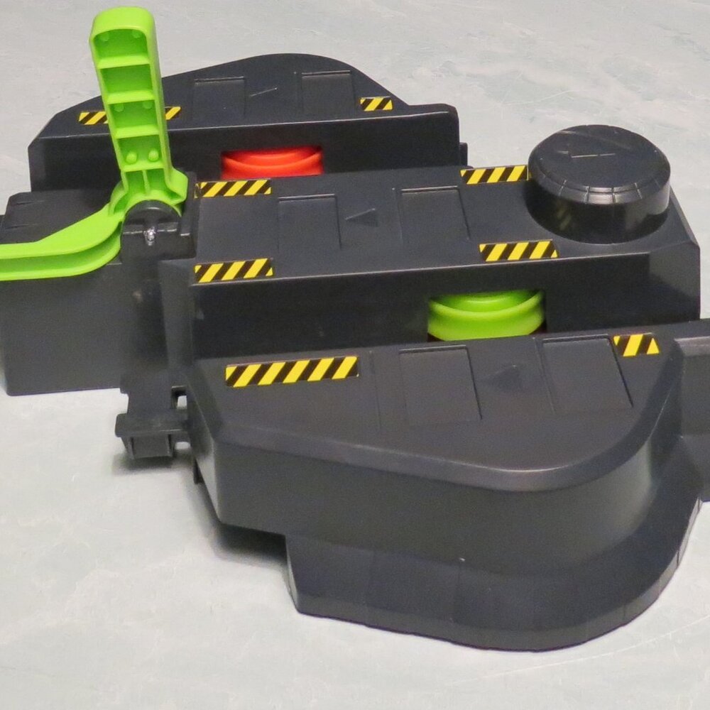 Hot Wheels Colossal Crash Track Replacement Part GFH87 -Green Right Booster